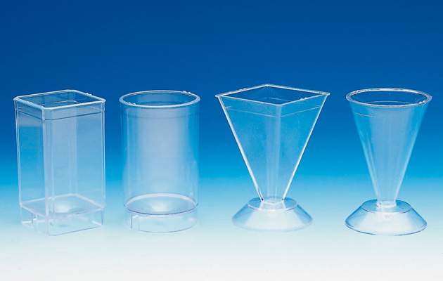 4-teiliges Kerzengießformen-Set bestehend aus Zylinder, Quader, Pyramide und Kegel inklusive 1 Meter Docht und Zubehör auf weißem Hintergrund.