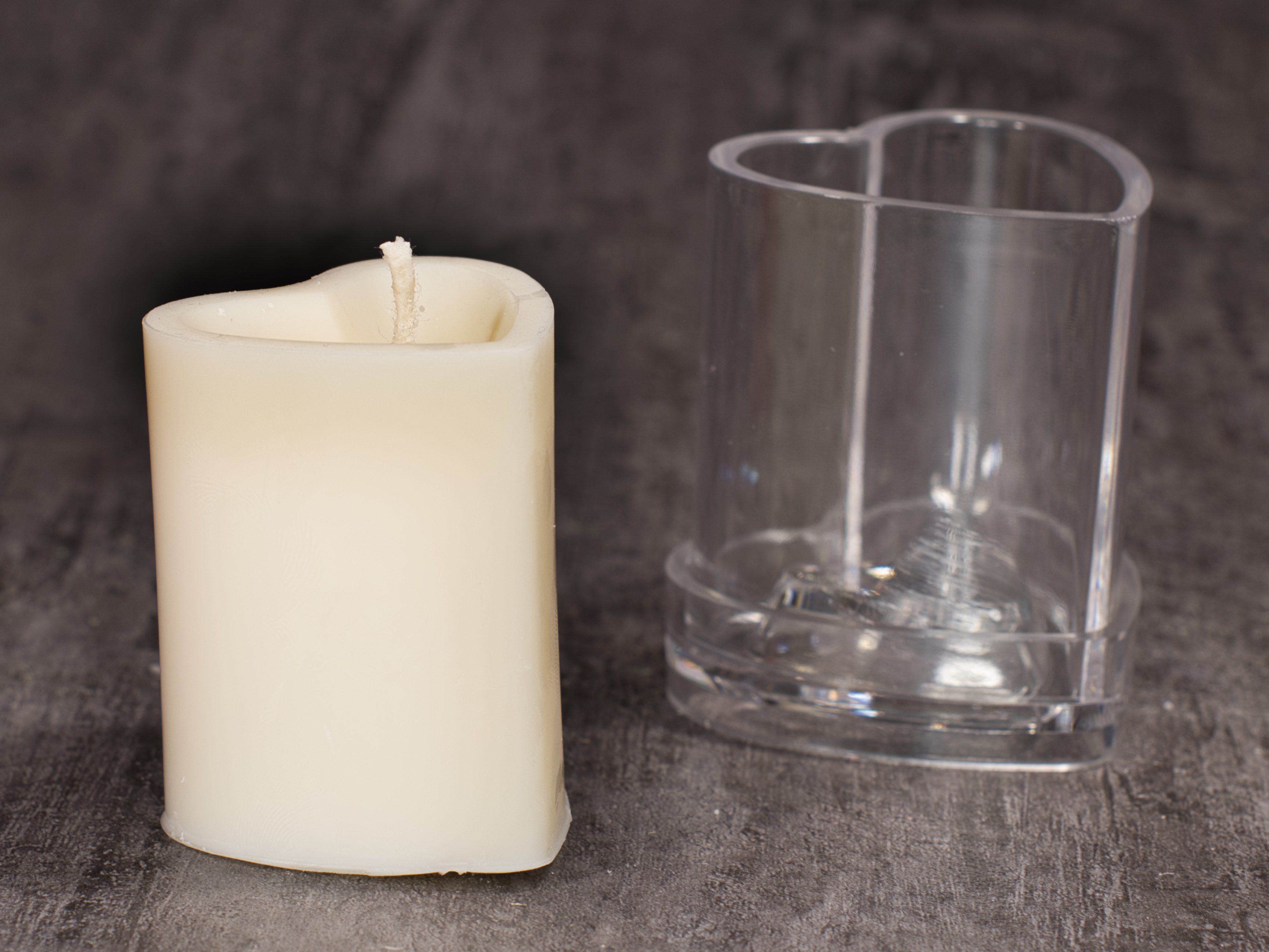 Transparente Kerzen-Gießform in Herzform aus robustem Polycarbonat für die Kerzenherstellung.