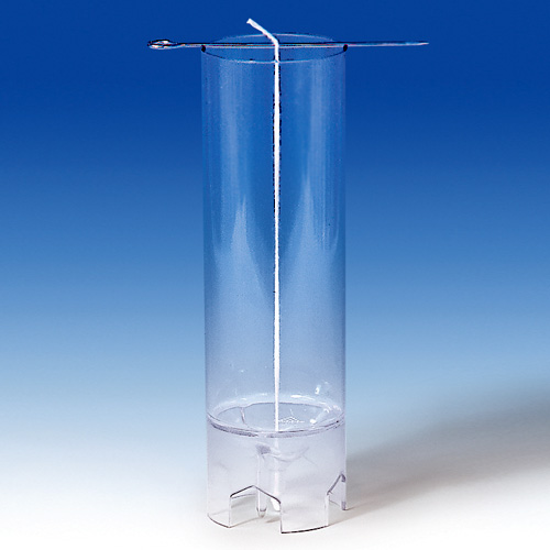 Vorbereitung der Gießform mit mittig gespanntem Docht und Dochtnadel auf dem Standfuß.