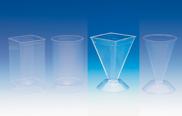 Transparente Pyramiden-Kerzen-Gießform 48x48x80mm mit beiliegendem Docht, Fixierstab und Knetmasse auf weißem Hintergrund.