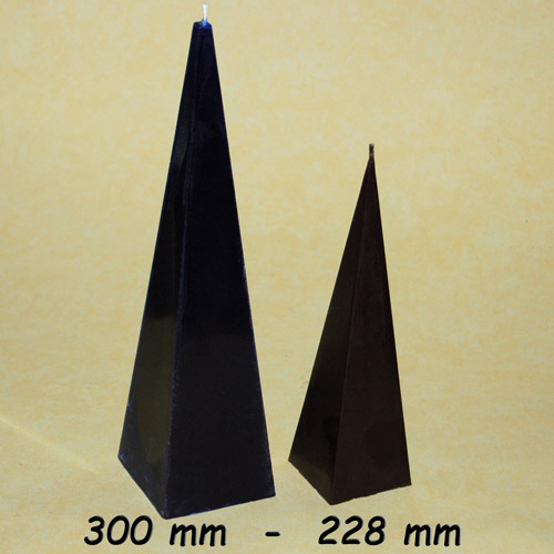 XXL-Pyramide und große Pyramidenkerzen als Vergleich nebeneinander.