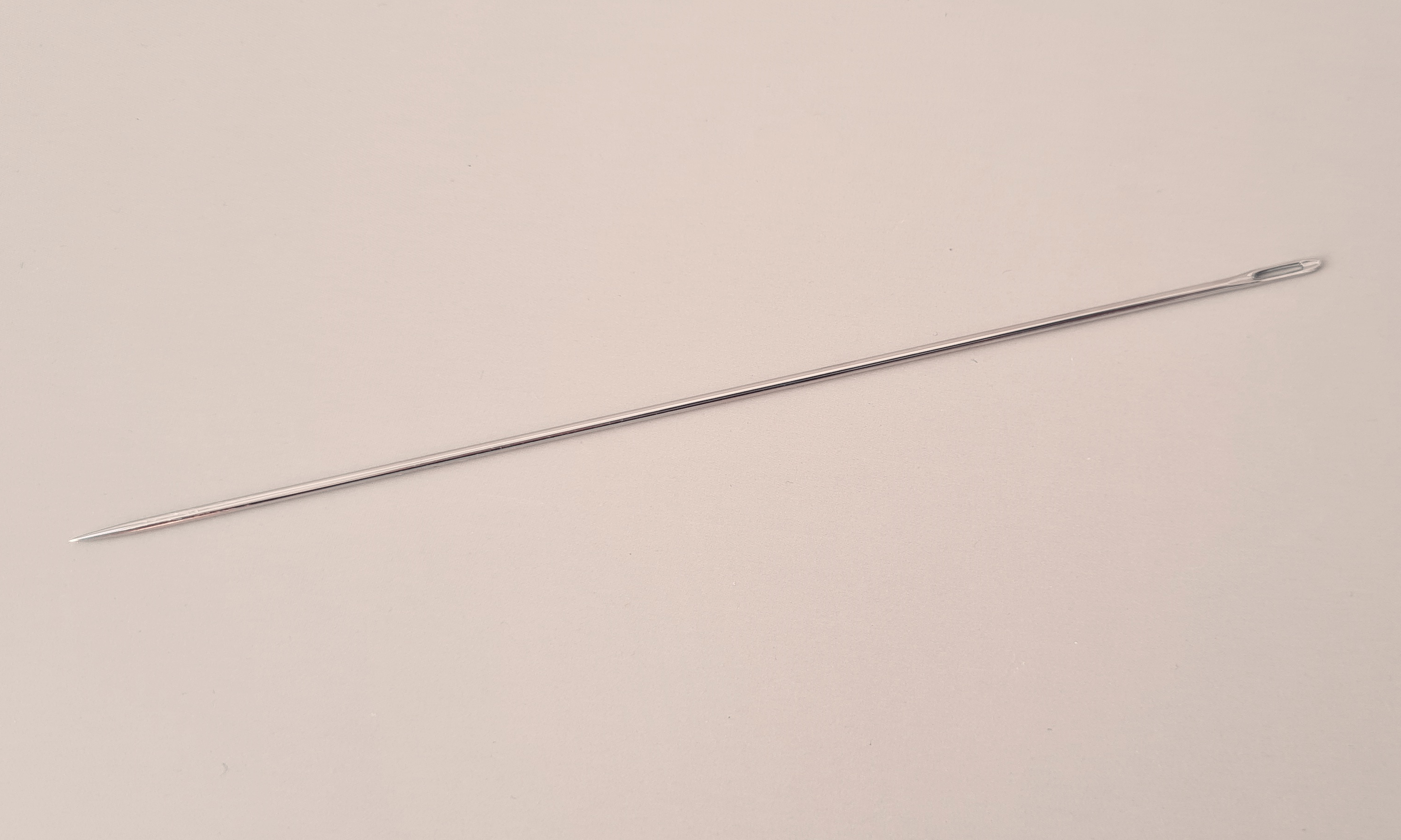 Extra lange 18 cm XL-Dochtnadel zur Fixierung von Kerzendochten in breiten Gießformen.