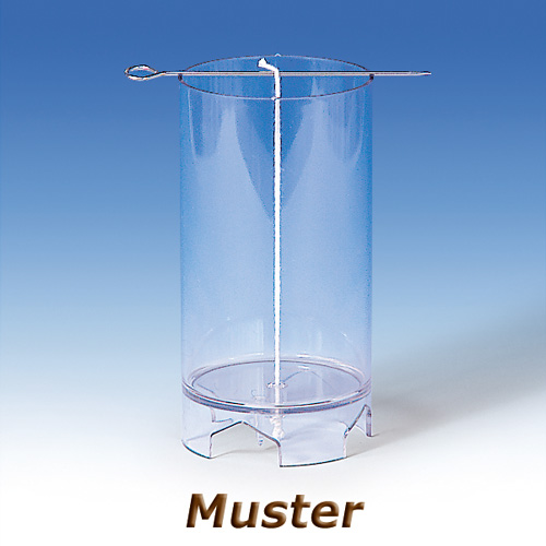 Anwendungsbeispiel für eine moderne, extra schlanke eckige Kerze frisch entformt neben der transparenten Polycarbonat-Form K1922.