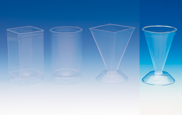 Transparente Kegel-Kerzen-Gießform 55x80mm mit beiliegendem Docht, Fixierstab und Knetmasse auf weißem Hintergrund.