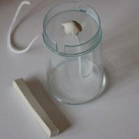 Beispielfoto einer Kerzengießformen die mit Spezial-Knetmasse gegen auslaufendes Wachs am Dochtloch abgedichtet wurde.